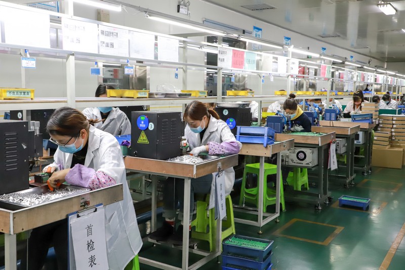 1月9日，在贵州贵航新能源科技有限公司生产车间，工人在生产线上紧张忙碌，锂电池生产各项工作有序进行。（刘畅摄）1.jpg