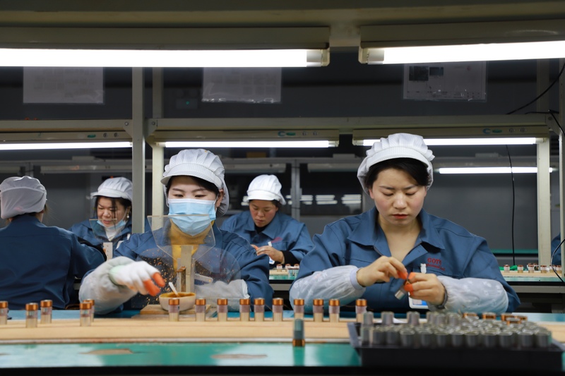 1月4日，在后藤电子科技（贵州）有限公司生产车间，工人在全力赶订单，力争新年“开门红”。（刘畅摄） 1.JPG