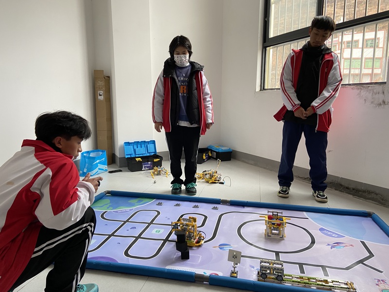 1月8日，赫章县科技知识推广应用暨机器人竞赛活动探索未来比赛现场。张盼 摄.jpg