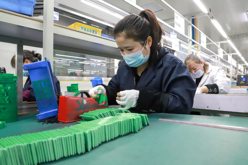 1月9日，在贵州贵航新能源科技有限公司生产车间，工人在生产线上紧张忙碌，锂电池生产各项工作有序进行。（刘畅摄）.jpg