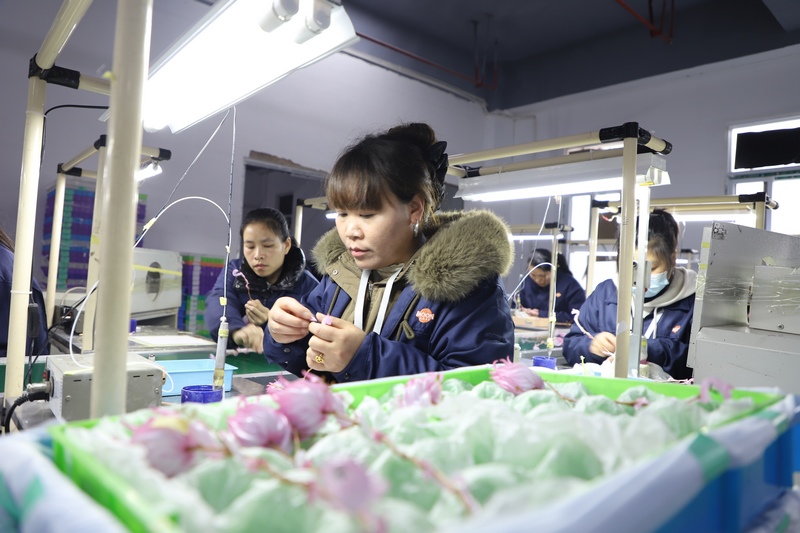 1月12日，在毕节明月工艺美术有限公司生产车间，工人正忙着赶制订单。赵梅摄