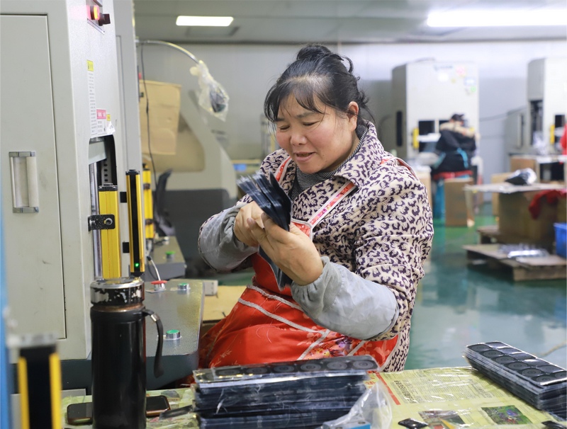 1月8日，在在贵州鼎驰科技有限公司生产车间，工人全力赶制订单。路小榕摄