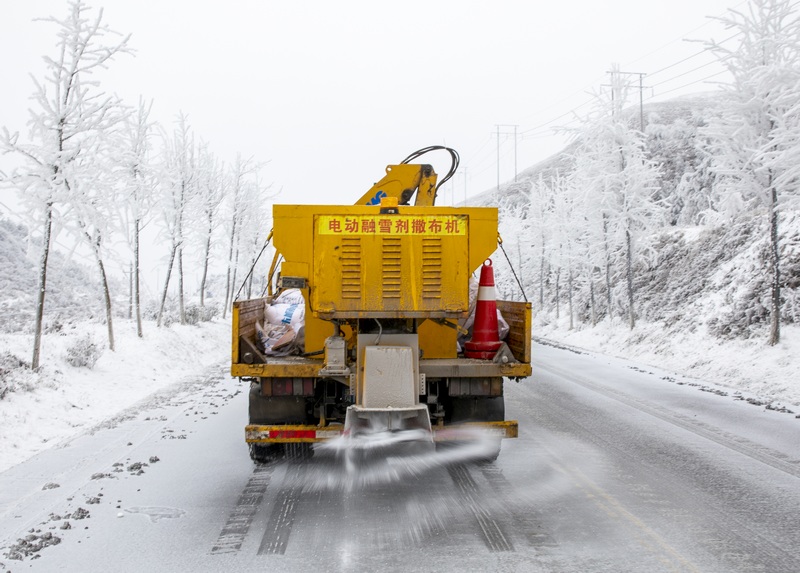 赫章公路管理段组织人员在212省道赫章段撒布融雪剂。李学友摄.jpg