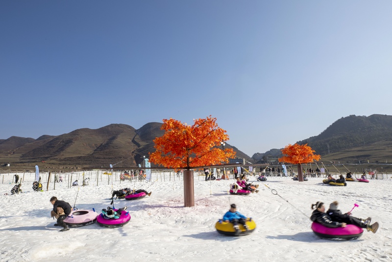 游客在赫章阿西里西冰雪主题乐园体验冰雪项目 李学友摄.jpg