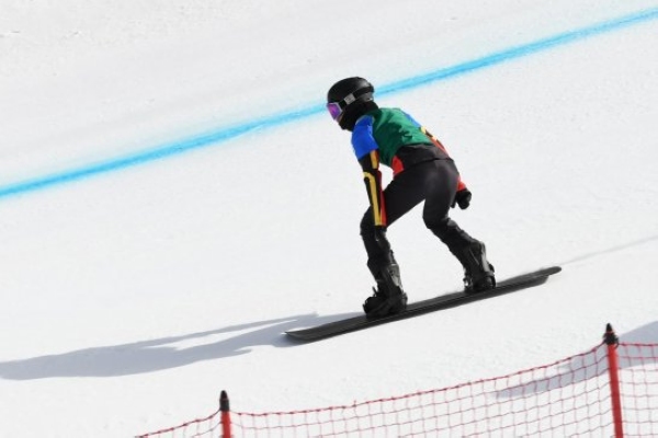 郭千一在单板滑雪公开组女子障碍追逐比赛中获得金牌.jpg