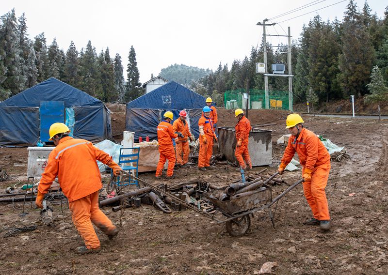 贵州第一个超大型赫章猪拱塘省级重大工程钻探工人在施工作业。李学友 摄