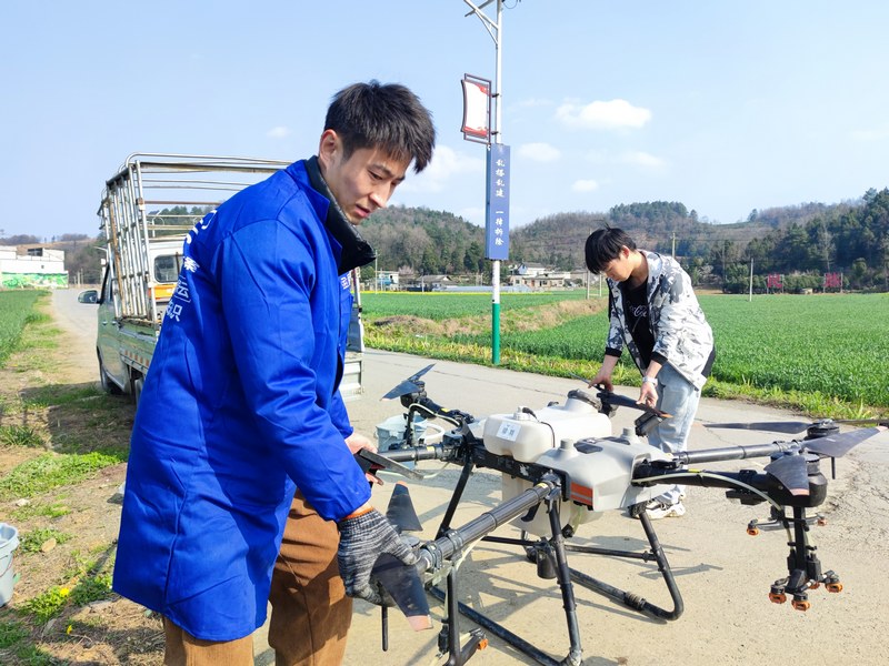 农技人员操作无人机。