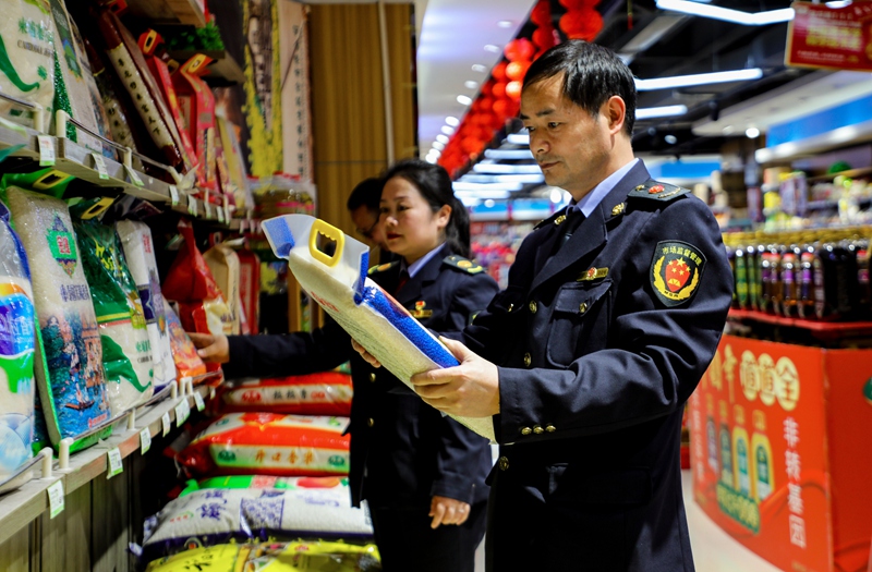 市监局的执法人员在超市开展执法检查。