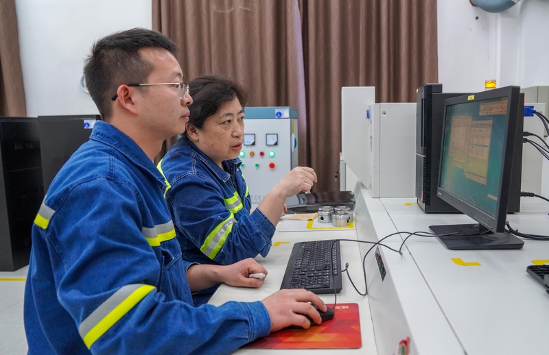 图为3月25日 质检化验中心工作人员正在进行矿石成分检测 杨冬 摄.JPG