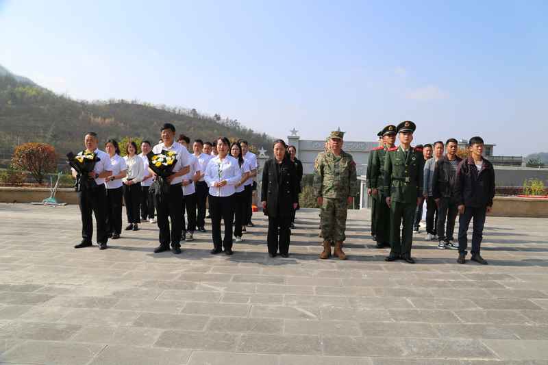 4月2日，赫章县人武部联合军人代表等到赫章县烈士陵园缅怀英烈，图为全体人员在革命先烈纪念碑前列队致敬。谭晋金摄