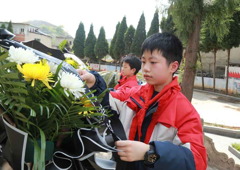 2024年4月1日，在贵州省黔西市烈士陵园，甘棠镇甘棠小学学生向革命先烈们敬献花篮。张晶摄
