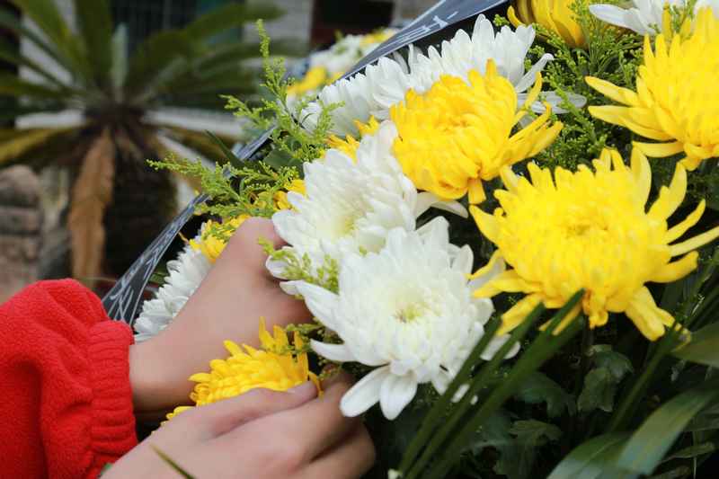 2024年4月1日，在贵州省黔西市烈士陵园，甘棠镇甘棠小学学生向革命先烈们敬献花篮。张晶摄