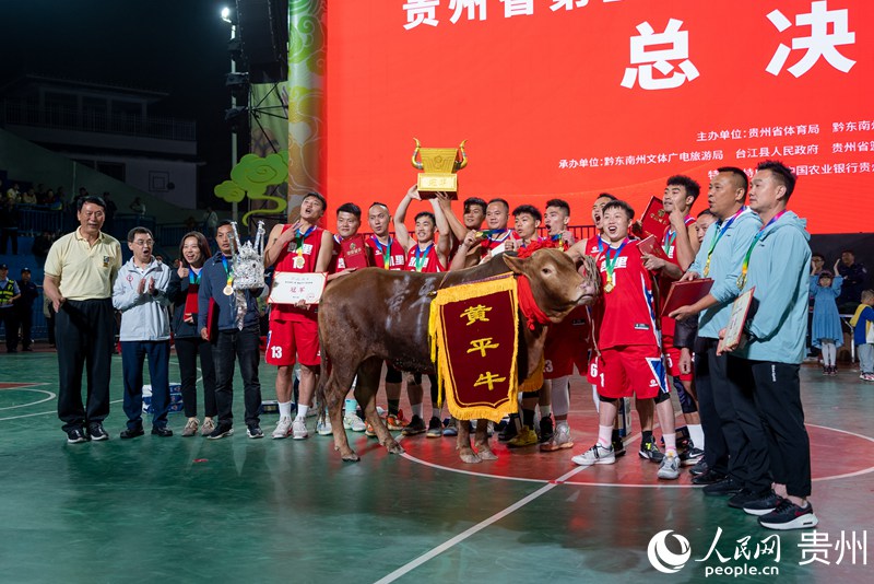 15 贵州省第二届“美丽乡村”篮球联赛冠军队黔东南州凯里队。人民网记者 涂敏 摄