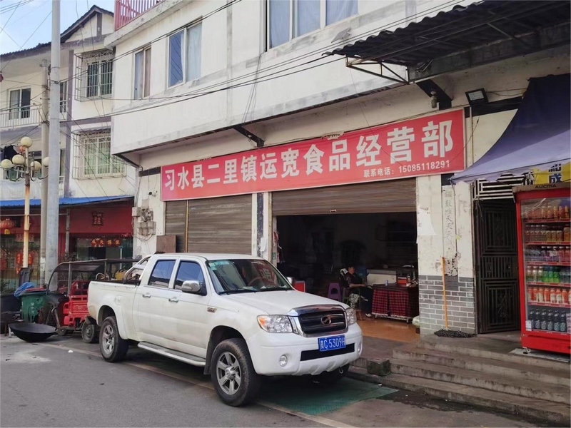 二里镇红工村一家挨着一家的临街商铺。