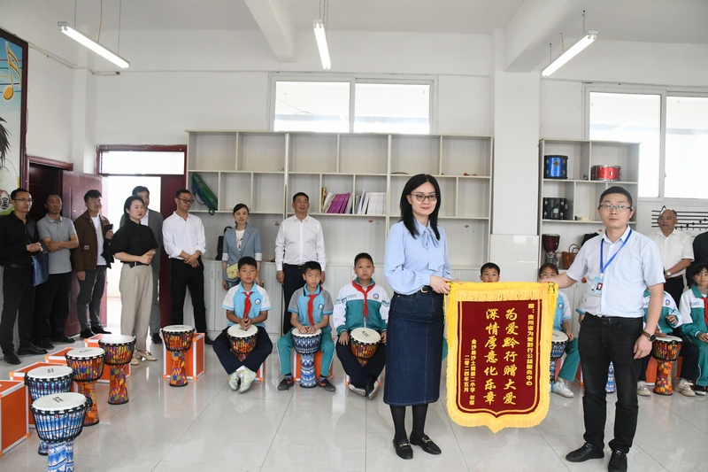 学校向为爱黔行公益服务中心回馈锦旗表示感谢。刘有飞摄