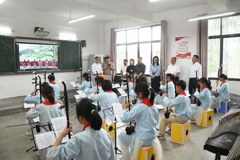为爱黔行公益服务中心调研了音乐课堂的教育教学工作。刘有飞摄