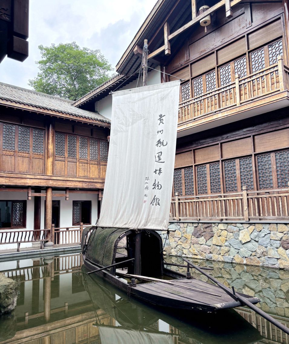 5、贵州航运博物馆序厅内展出的船只。_副本