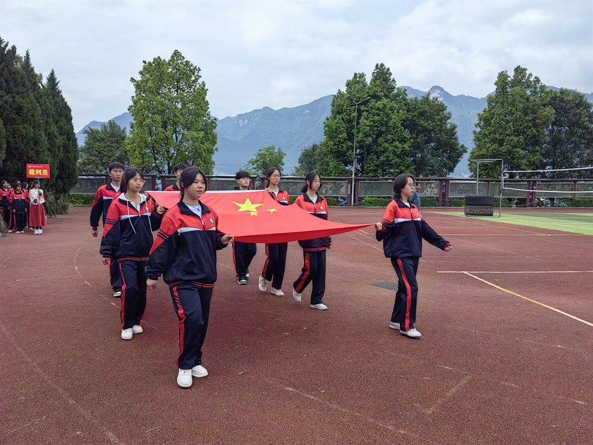 5月21日，赫章县野马川中学开展“体艺周”排球联赛开幕式。王永胜摄