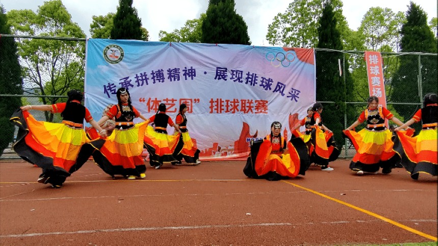 5月21日，赫章县野马川中学开展“体艺周”排球联赛文艺表演。王永胜摄