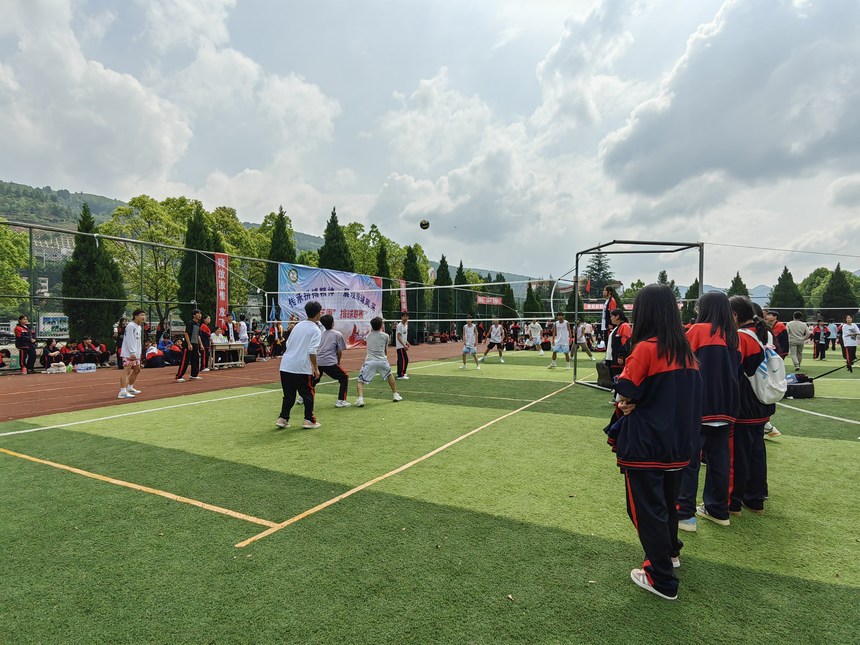 5月21日，赫章县野马川中学开展“体艺周”排球联赛文艺表演。王永胜摄
