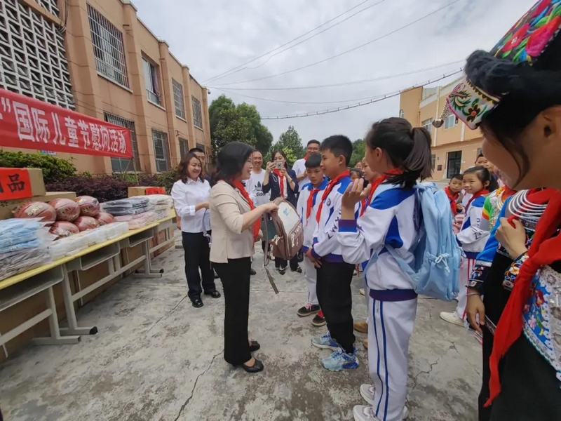 贵州省妇女儿童工作委员会副主任、省妇联党组书记、主席杨晓曼率队开展“六一”儿童节慰问活动。