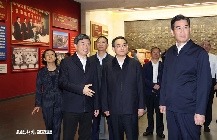 图为贵州省党政代表团在福州市参观“3820”战略工程实施30周年成就展。