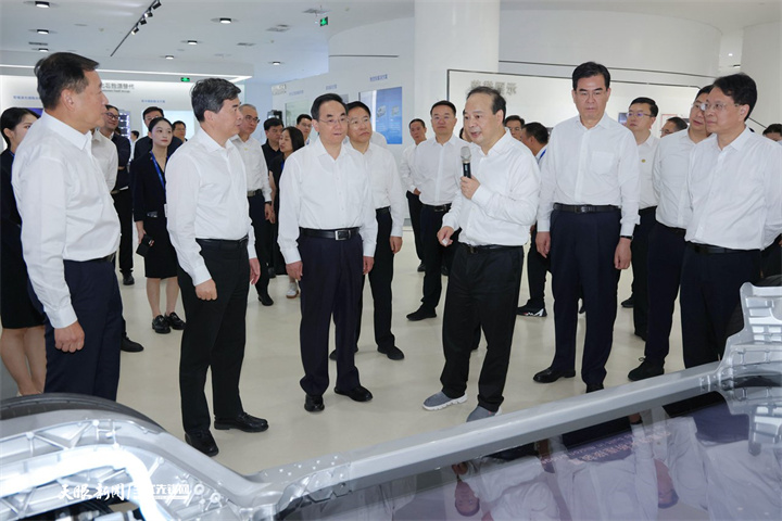 图为贵州省党政代表团在宁德时代新能源科技股份有限公司学习考察。