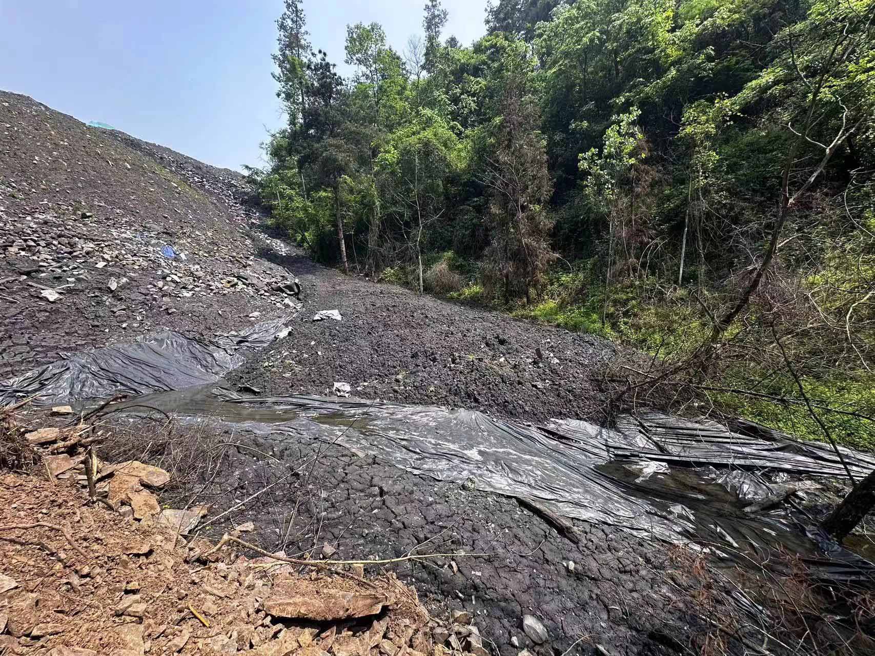 4月29日，鸿图矸石堆场部分区域出现拉沟现象。人民网记者 游天燚摄