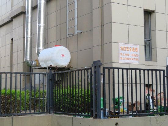 4月中旬，紫金湾景逸小区的一个醇基燃料桶紧挨消防安全通道。人民网 刘文邦摄