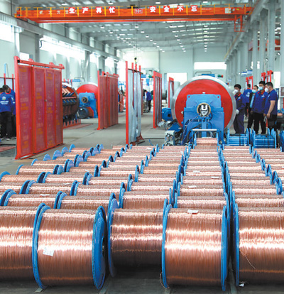 固达电线电缆（集团）有限公司二期新能源线缆车间内整齐摆放着铜导体。