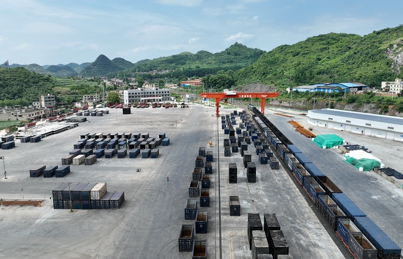 贵阳清镇国际陆港重箱装载区。