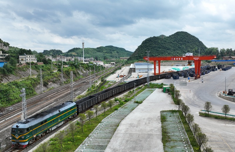 货运列车驶离贵阳清镇国际陆港。