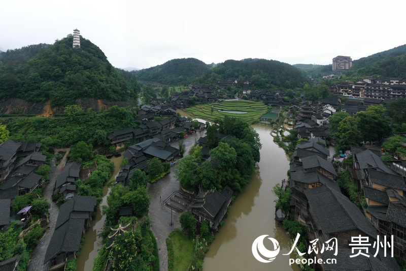 雨后的乌江寨景区山水宁静，宛如水墨画。人民网记者 翁奇羽摄