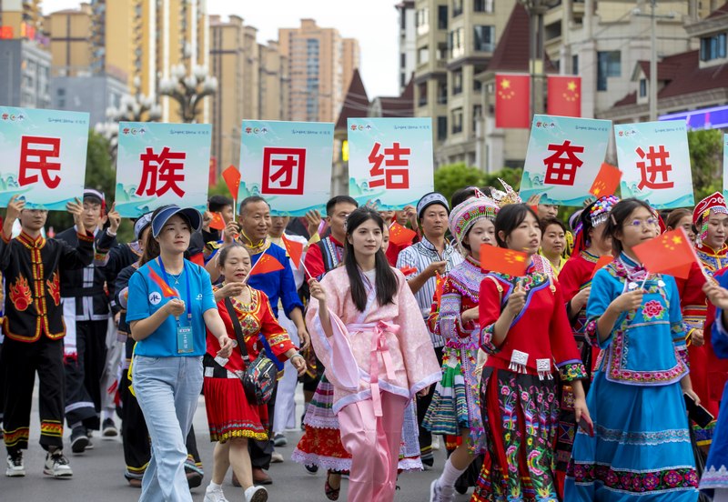 8月1日，“好生活在黔西”大巡游。陈颖摄